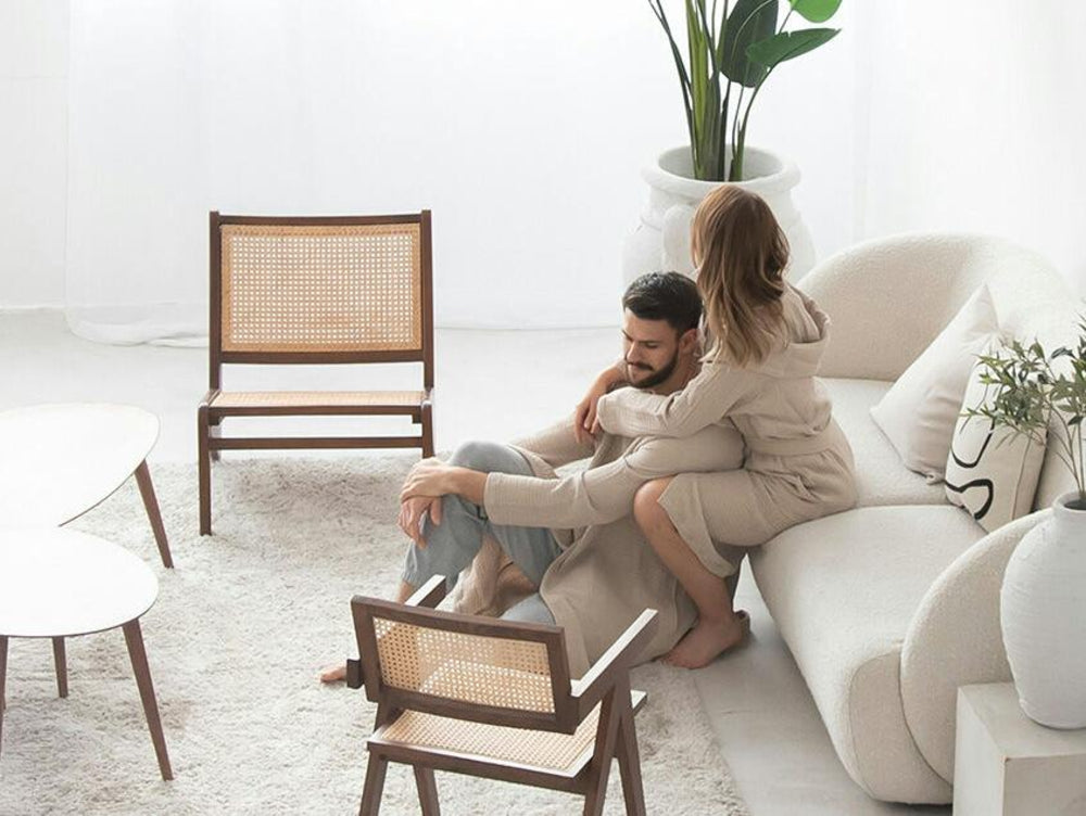 Leichter Morgenmantel aus Baumwolle Musselin Stimmungsbild mit Paar im Wohnzimmer