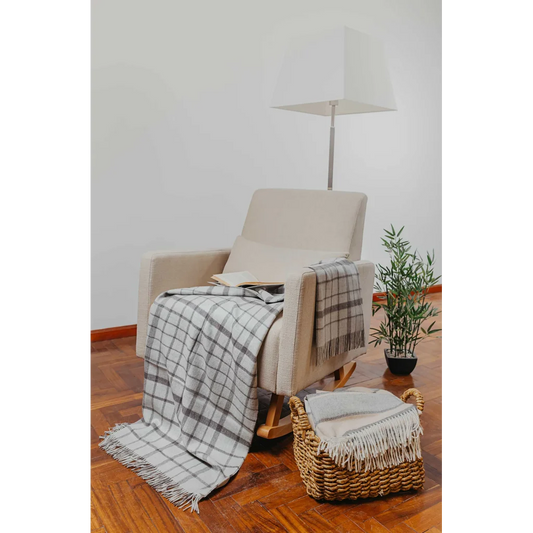 Alpaka Decke VINICUNA in Hellgrau Grau Muster Karo von KUNA Größe 130x180 cm (inkl. Fransen)