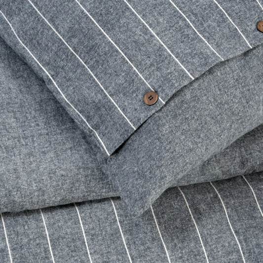 Bio Flanell Bettwäsche Streifen Garnitur in Grau+Weiß Muster Streifen von Living Crafts Größe 135x200 + 80x80 cm