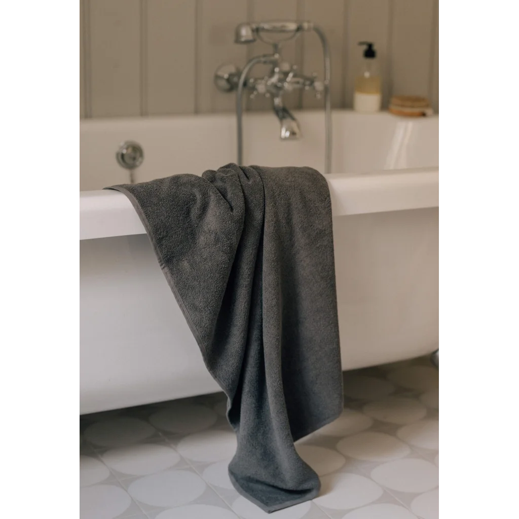 Bio Frottier Duschtuch in Anthrazit Grau von MELA home Größe 70x140 cm