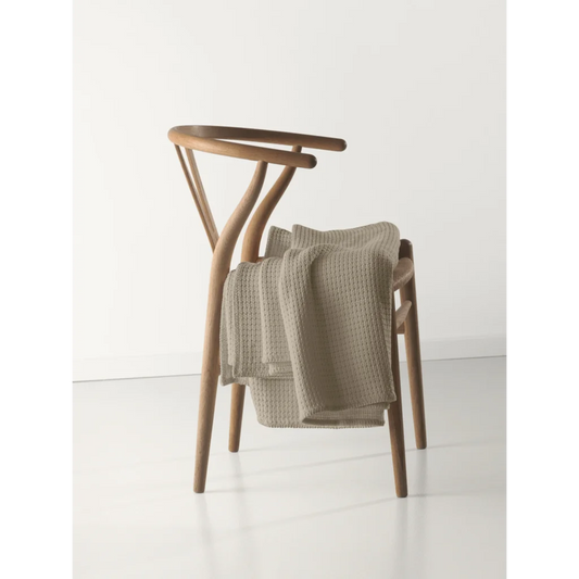 Decke in Feinstrick-Optik in Cappuccino Braun von Cradle Studio Größe 150x210 cm