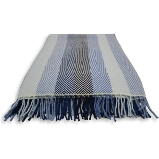 Decke mit Fischgrät-Muster in Dunkelblau+Blau Blau+Blau Muster Fischgrät von Frida Feeling Größe 140x200 cm