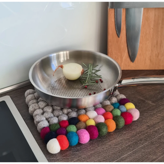 Filz Untersetzer quadratisch mit großen Kugeln in Grau+Rot+Gelb+Grün von Frida Feeling Größe 20x20 cm