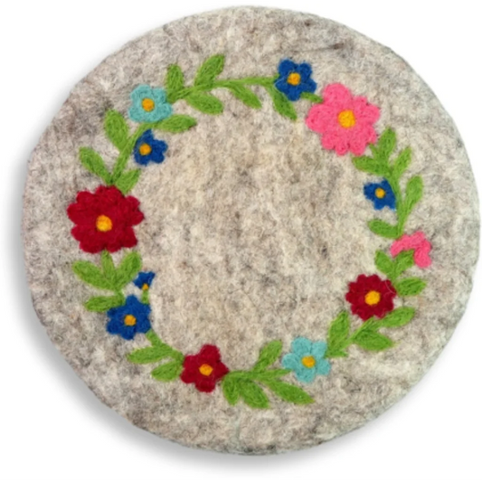 Filz Untersetzer rund Blumenkranz in Hellgrau+Grün+Rot+Blau Grau+Grün+Rot+Blau Muster Blumenkranz von Frida Feeling Größe Ø 21 cm