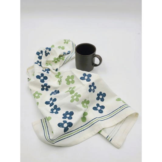 Geschirrtuch Blumen in Dunkelblau+Hellgrün Blau+Grün Muster Blumen von Frida Feeling Größe 50x65 cm