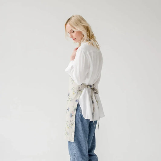 Leinen Alltagsschürze Blumen in Creme+Blau Muster Blumen von Linen Tales Größe 54 cm breit+ 77 cm lang