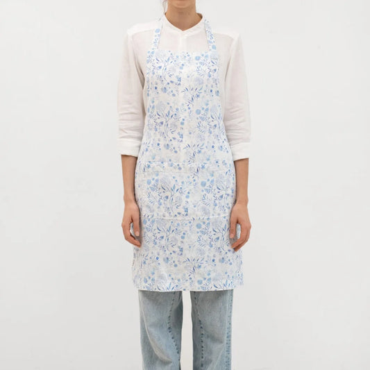Leinen Alltagsschürze Blumen in Weiß+Blau Muster Blumen von Linen Tales Größe 70 cm breit+ 82 cm lang
