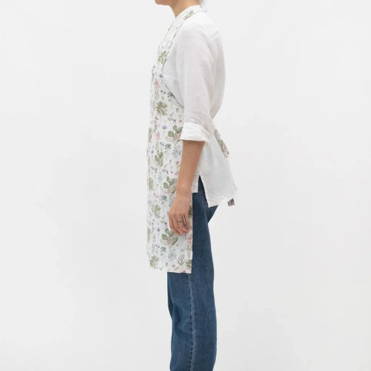 Leinen Alltagsschürze Botanik in Weiß+Rosa+Grün+Braun Muster Botanik von Linen Tales Größe 54 cm breit+ 77 cm lang