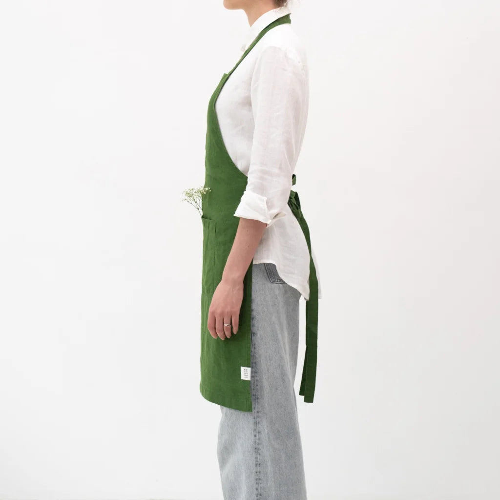 Leinen Alltagsschürze in Grün von Linen Tales Größe 54 cm breit+ 77 cm lang