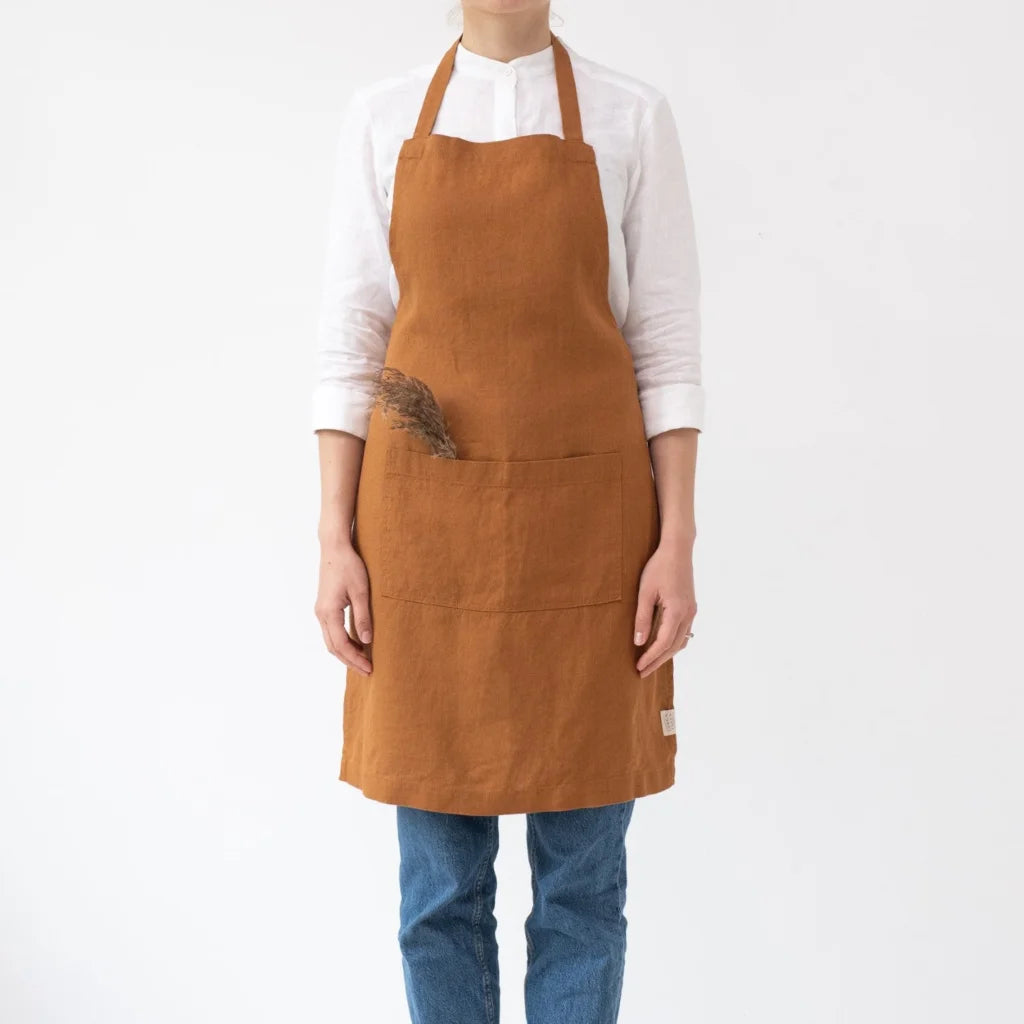 Leinen Alltagsschürze in Haselnuss Braun von Linen Tales Größe 54 cm breit+ 77 cm lang