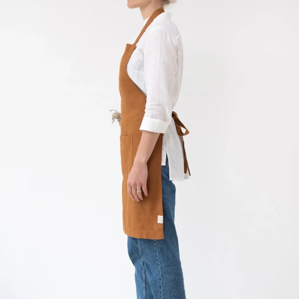 Leinen Alltagsschürze in Haselnuss Braun von Linen Tales Größe 54 cm breit+ 77 cm lang