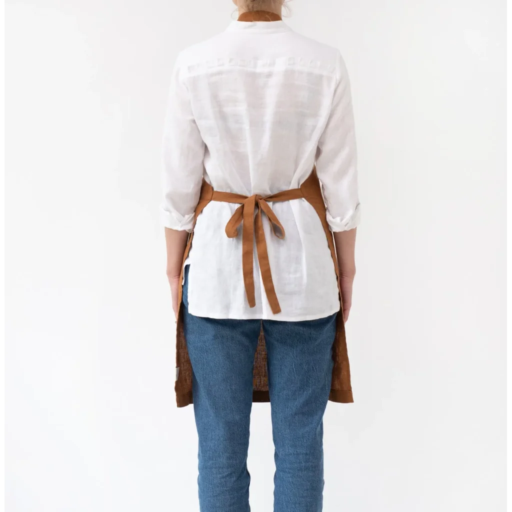 Leinen Alltagsschürze in Haselnuss Braun von Linen Tales Größe 54 cm breit+ 77 cm lang