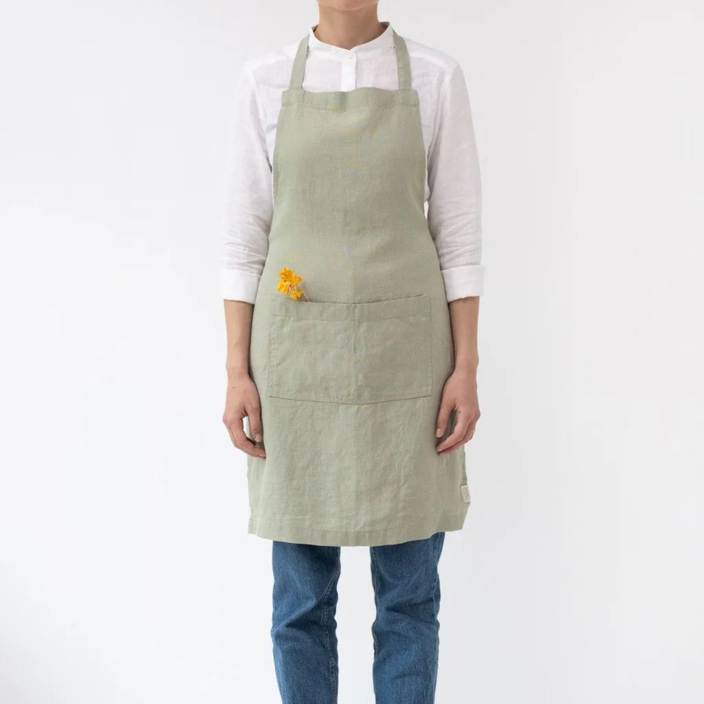 Leinen Alltagsschürze in Hellgrün Grün von Linen Tales Größe 54 cm breit+ 77 cm lang