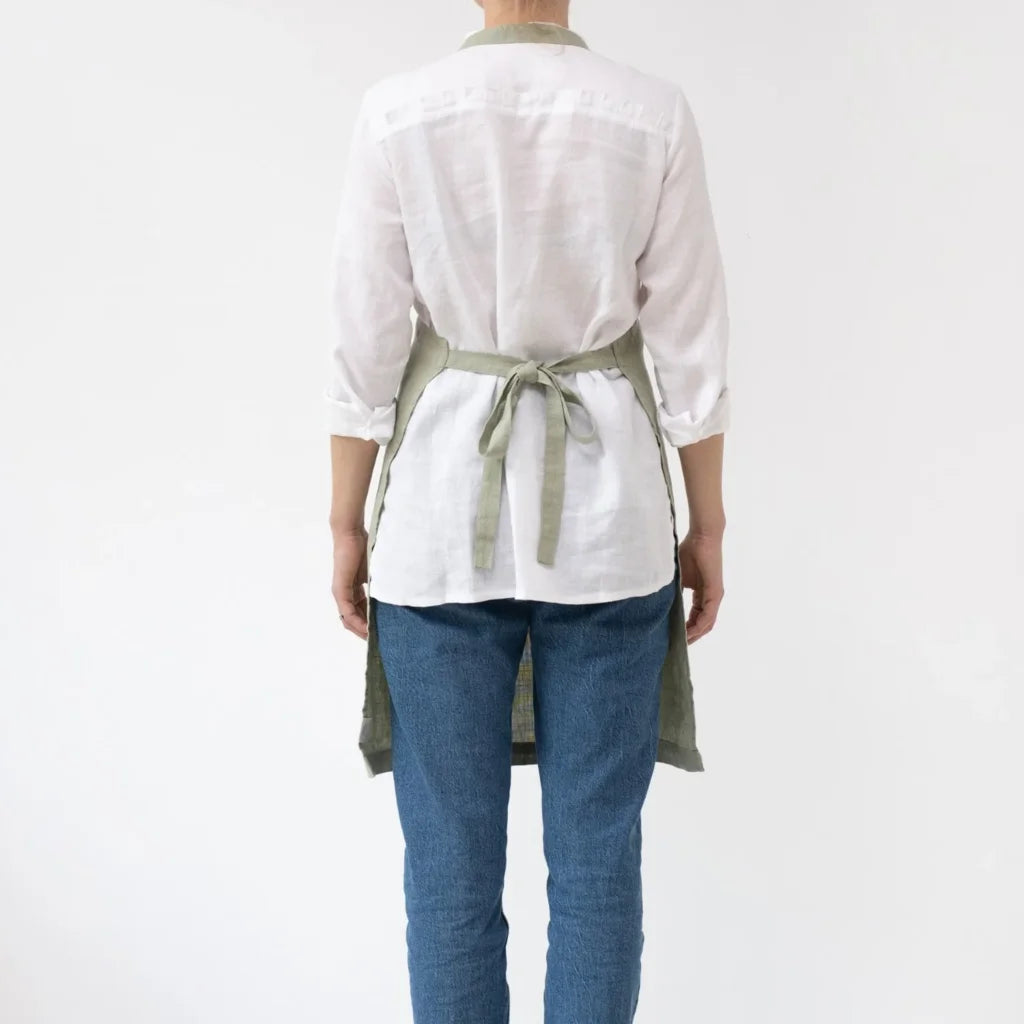 Leinen Alltagsschürze in Hellgrün Grün von Linen Tales Größe 54 cm breit+ 77 cm lang