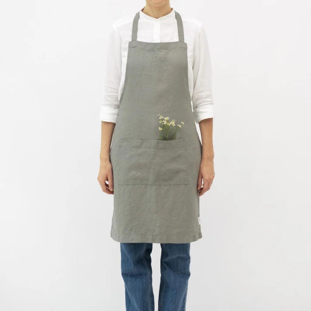 Leinen Alltagsschürze in Khaki Grün von Linen Tales Größe 54 cm breit+ 77 cm lang