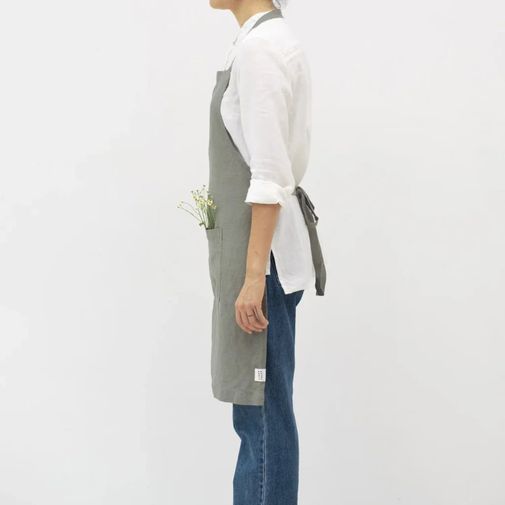 Leinen Alltagsschürze in Khaki Grün von Linen Tales Größe 54 cm breit+ 77 cm lang