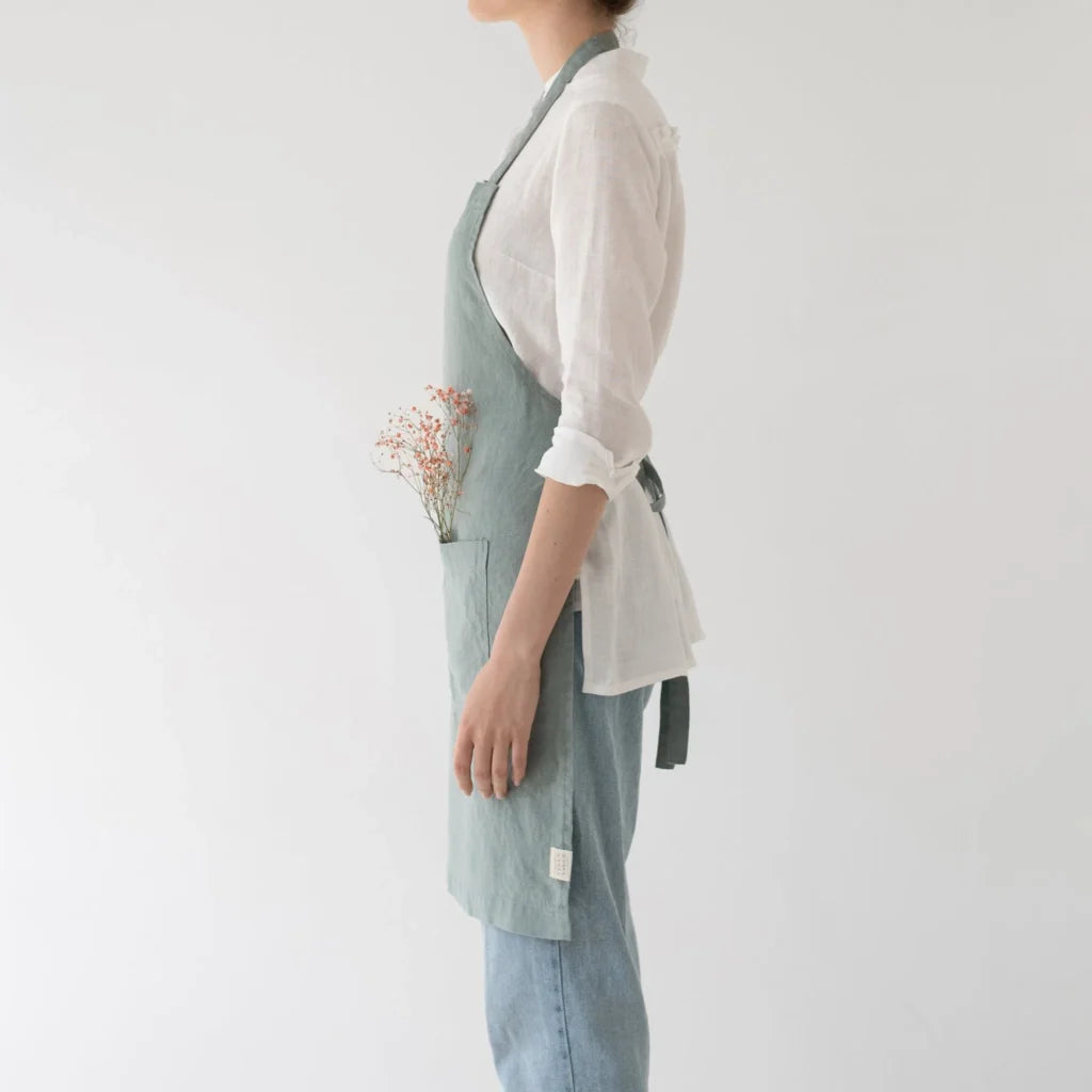 Leinen Alltagsschürze in Mint Grün von Linen Tales Größe 54 cm breit+ 77 cm lang