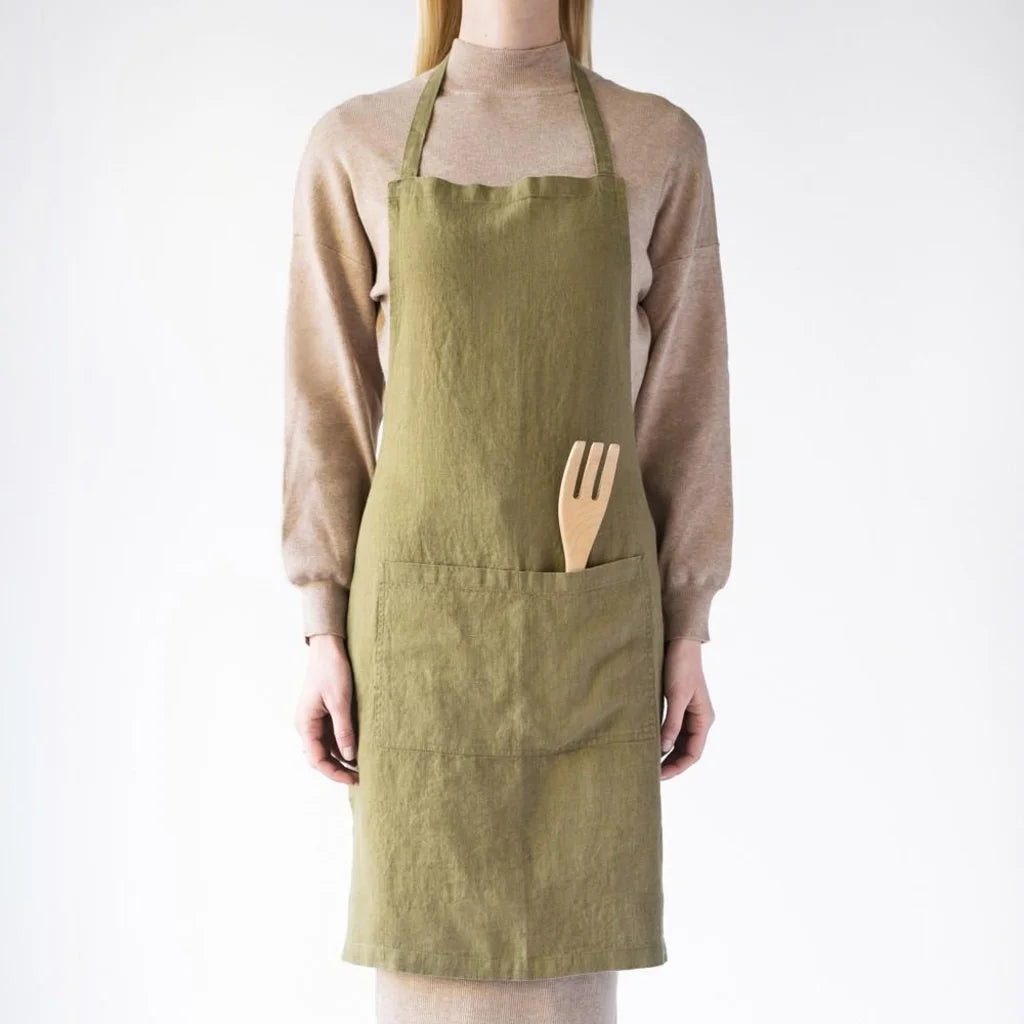 Leinen Alltagsschürze in Olive Grün von Linen Tales Größe 54 cm breit+ 77 cm lang