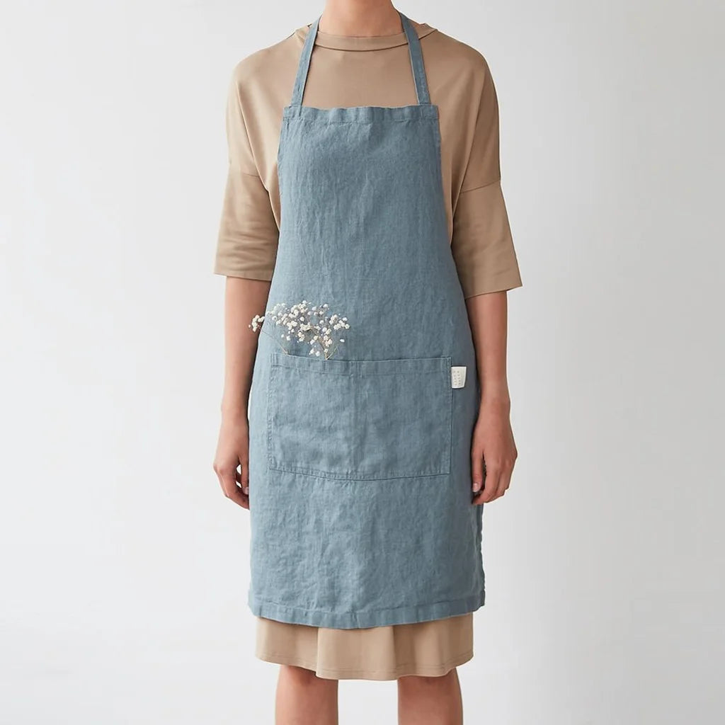 Leinen Alltagsschürze in Taubenblau Blau von Linen Tales Größe 70 cm breit+ 82 cm lang