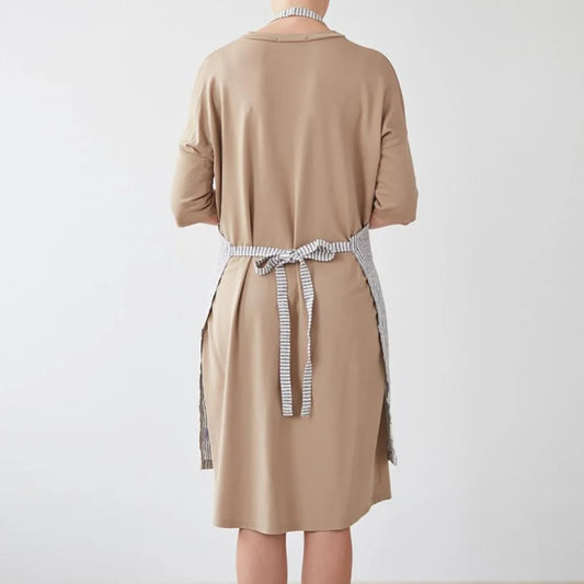 Leinen Alltagsschürze Streifen in Weiß+Anthrazit Weiß+Grau Muster Streifen von Linen Tales Größe 54 cm breit+ 77 cm lang