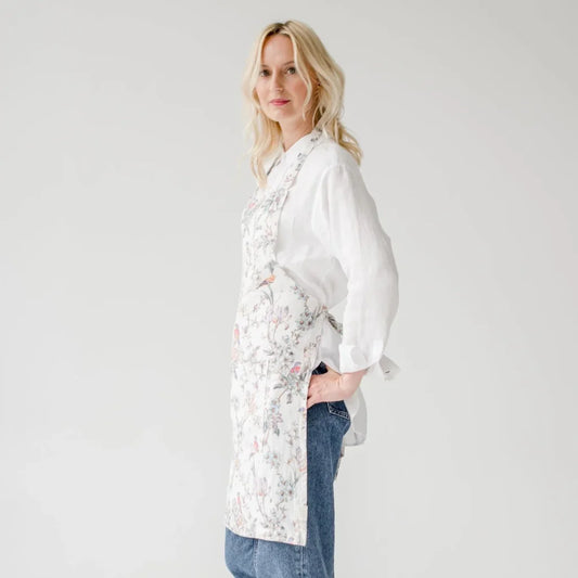 Leinen Alltagsschürze Vögel in Weiß+Flieder+Grün Weiß+Lila+Grün Muster Vögel von Linen Tales Größe 54 cm breit+ 77 cm lang