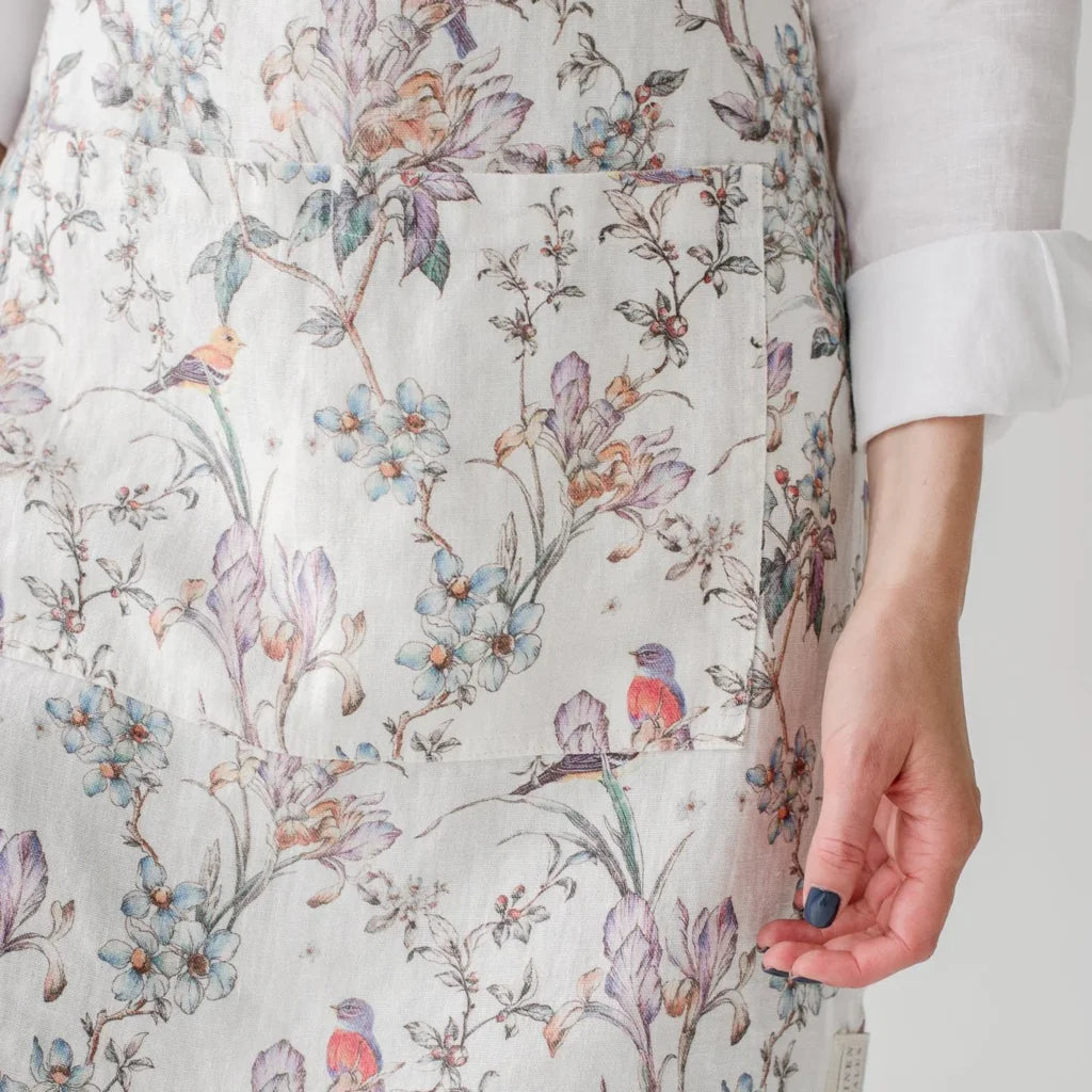 Leinen Alltagsschürze Vögel in Weiß+Flieder+Grün Weiß+Lila+Grün Muster Vögel von Linen Tales Größe 54 cm breit+ 77 cm lang