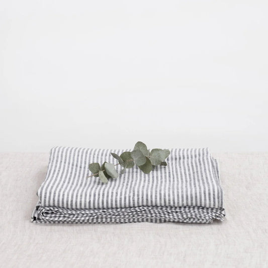 Leinen Bettlaken Streifen in Weiß+Anthrazit Weiß+Grau Muster Streifen von Linen Tales Größe 180x260 cm