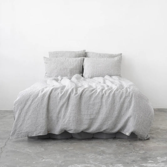 Leinen Bettwäsche Streifen Garnitur 3-teilig in Weiß+Anthrazit Weiß+Grau Muster Streifen von Linen Tales Größe 200x200 + 2x 50x70 cm