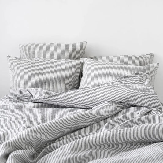 Leinen Bettwäsche Streifen Garnitur 3-teilig in Weiß+Anthrazit Weiß+Grau Muster Streifen von Linen Tales Größe 200x200 + 2x 50x70 cm