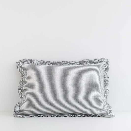 Leinen Bettwäsche Streifen Kissenbezug mit Rüschen in Weiß+Anthrazit Weiß+Grau Muster Streifen von Linen Tales Größe 40x60 cm