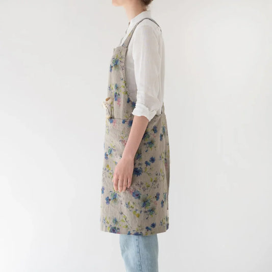 Leinen Crossback-Schürze Blumen in Creme+Blau Muster Blumen von Linen Tales Größe 94 cm breit+ 83 cm lang