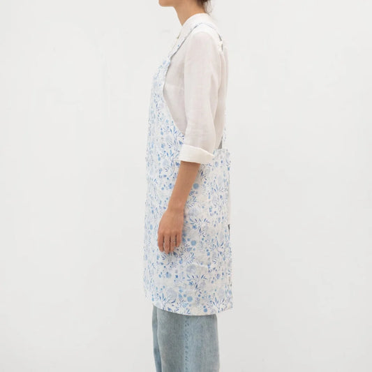Leinen Crossback-Schürze Blumen in Weiß+Blau Muster Blumen von Linen Tales Größe 94 cm breit+ 83 cm lang