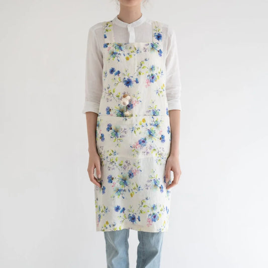 Leinen Crossback-Schürze Blumen in Weiß+Blau Muster Blumen von Linen Tales Größe 94 cm breit+ 83 cm lang