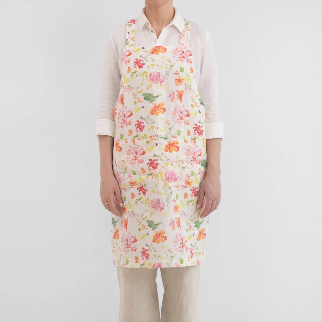 Leinen Crossback-Schürze Blumen in Weiß+Rosa+Orange+Grün Muster Blumen von Linen Tales Größe 94 cm breit+ 83 cm lang