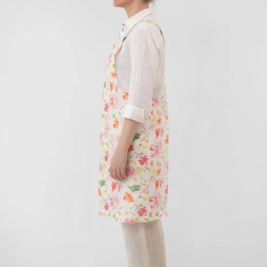 Leinen Crossback-Schürze Blumen in Weiß+Rosa+Orange+Grün Muster Blumen von Linen Tales Größe 94 cm breit+ 83 cm lang