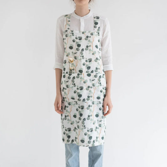 Leinen Crossback-Schürze Eukalyptus in Weiß+Grün+Dunkelgrün Muster Eukalyptus von Linen Tales Größe 94 cm breit+ 83 cm lang