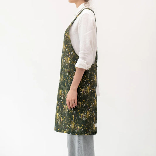 Leinen Crossback-Schürze Gräser in Dunkelgrün+Gelb Grün+Gelb Muster Gräser von Linen Tales Größe 94 cm breit+ 83 cm lang