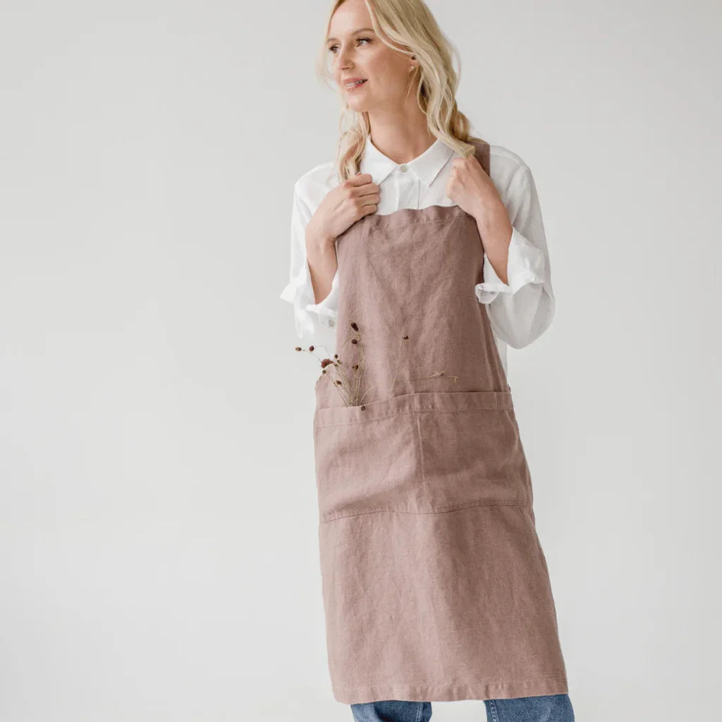 Leinen Crossback-Schürze in Altrosa Rosa von Linen Tales Größe 94 cm breit+ 83 cm lang