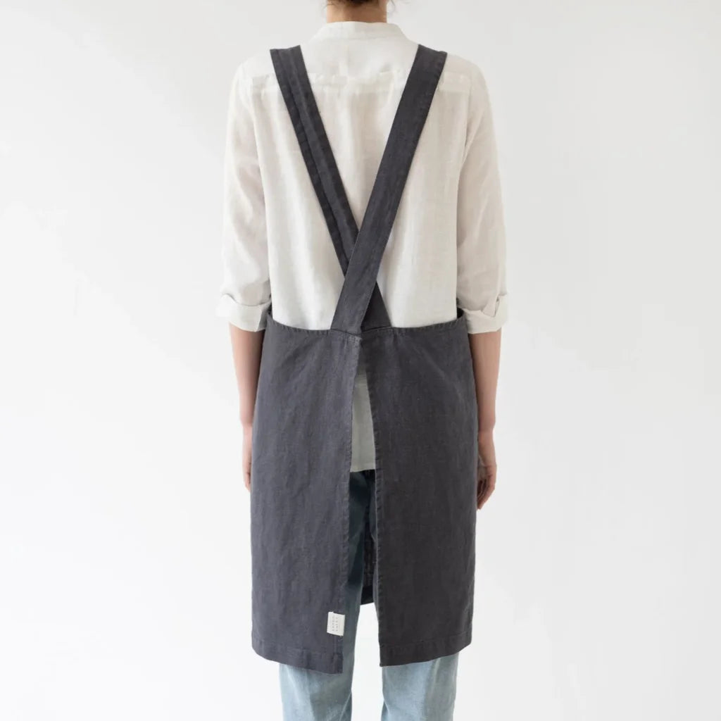 Leinen Crossback-Schürze in Anthrazit Grau von Linen Tales Größe 94 cm breit+ 83 cm lang