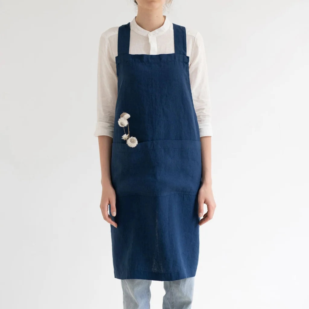 Leinen Crossback-Schürze in Dunkelblau Blau von Linen Tales Größe 94 cm breit+ 83 cm lang
