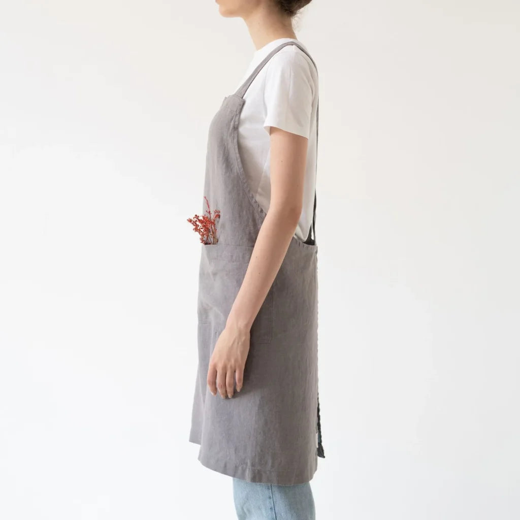 Leinen Crossback-Schürze in Grau von Linen Tales Größe 94 cm breit+ 83 cm lang