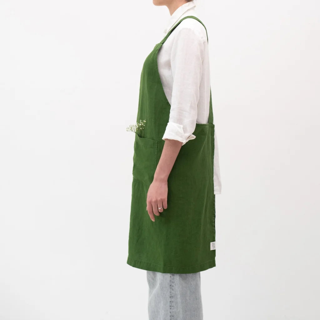 Leinen Crossback-Schürze in Grün von Linen Tales Größe 94 cm breit+ 83 cm lang