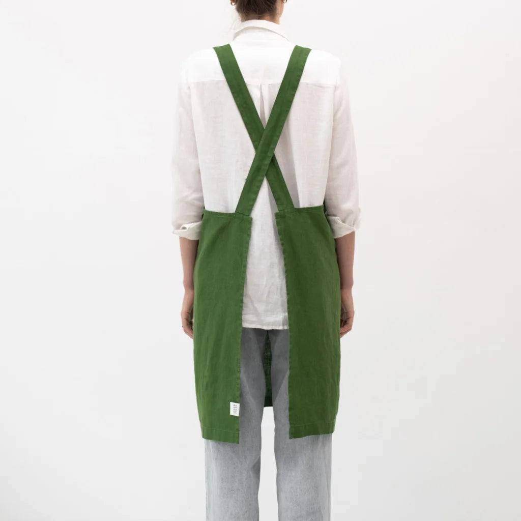 Leinen Crossback-Schürze in Grün von Linen Tales Größe 94 cm breit+ 83 cm lang