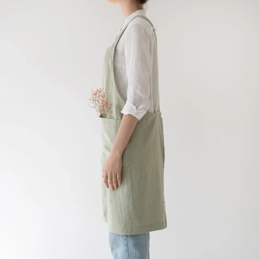Leinen Crossback-Schürze in Hellgrün Grün von Linen Tales Größe 94 cm breit+ 83 cm lang