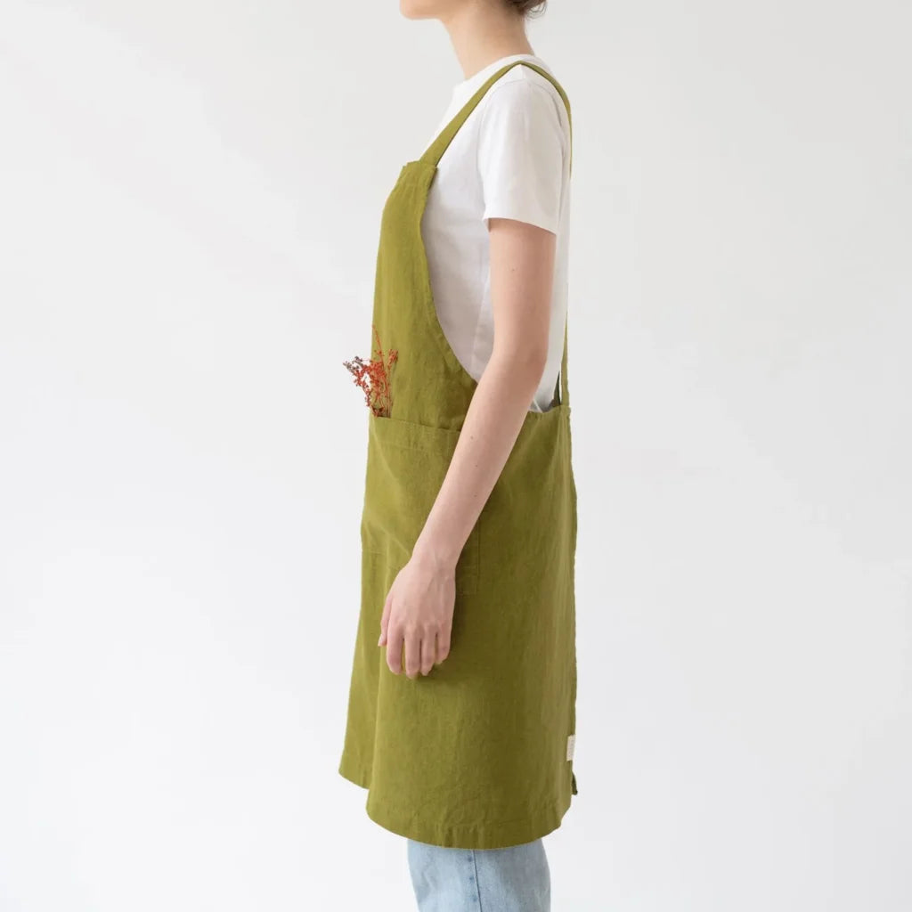 Leinen Crossback-Schürze in Moosgrün Grün von Linen Tales Größe 94 cm breit+ 83 cm lang