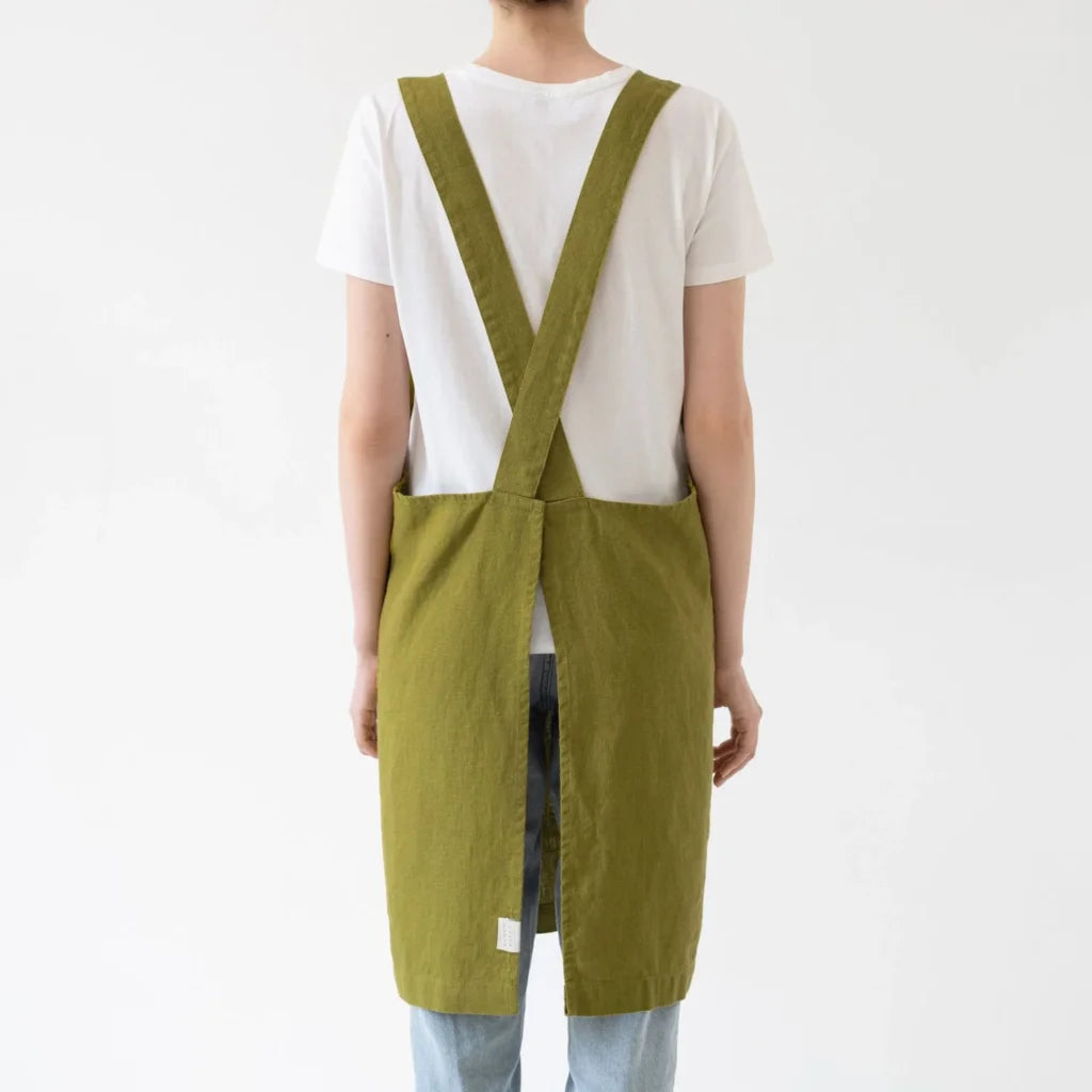 Leinen Crossback-Schürze in Moosgrün Grün von Linen Tales Größe 94 cm breit+ 83 cm lang