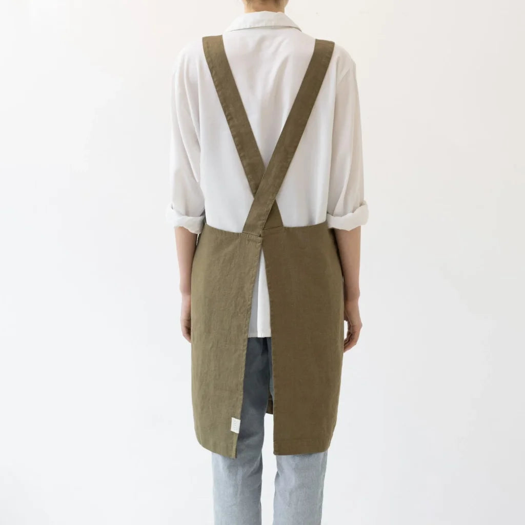 Leinen Crossback-Schürze in Olive Grün von Linen Tales Größe 94 cm breit+ 83 cm lang