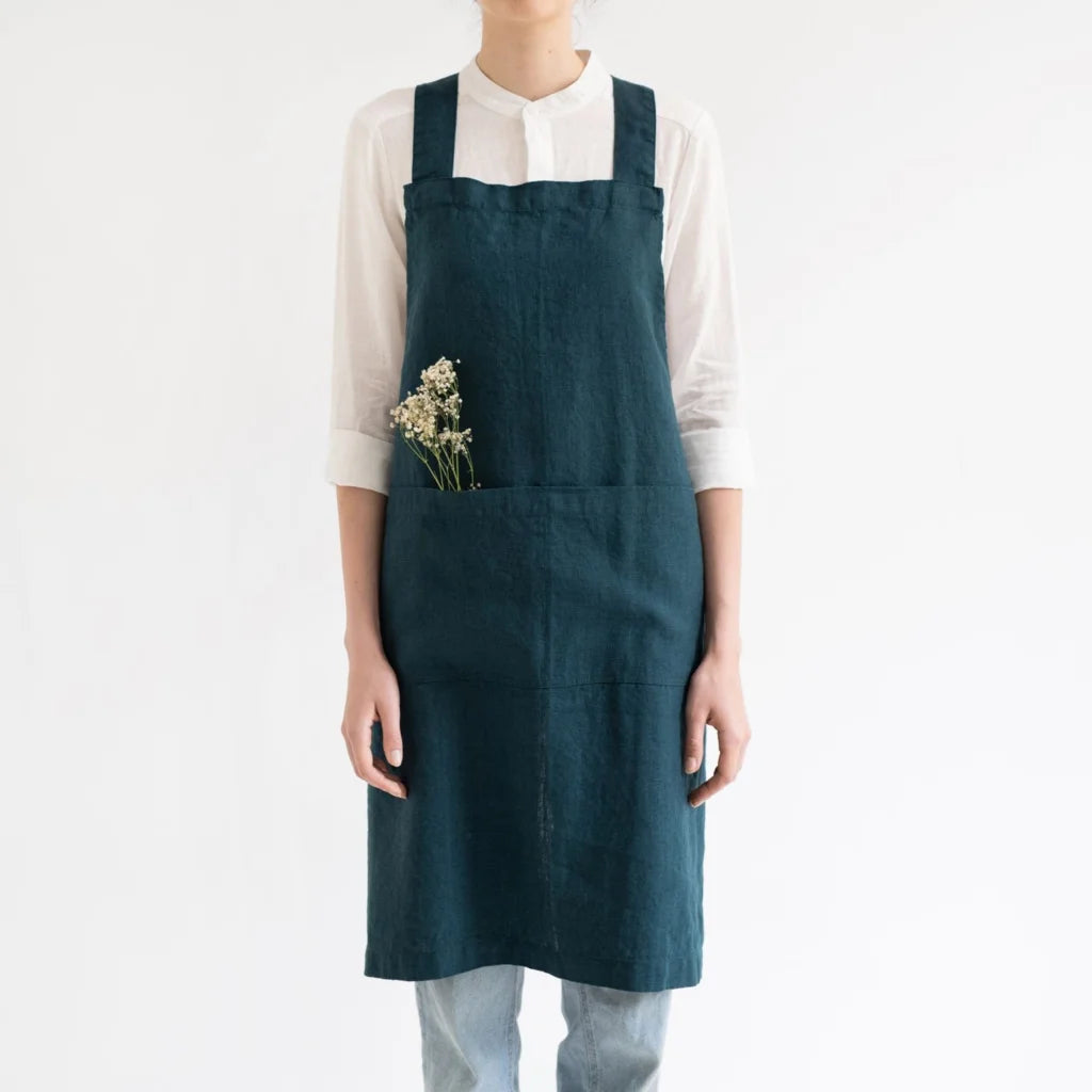 Leinen Crossback-Schürze in Petrol Blau von Linen Tales Größe 94 cm breit+ 83 cm lang