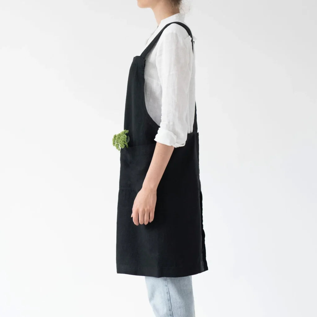 Leinen Crossback-Schürze in Schwarz von Linen Tales Größe 94 cm breit+ 83 cm lang