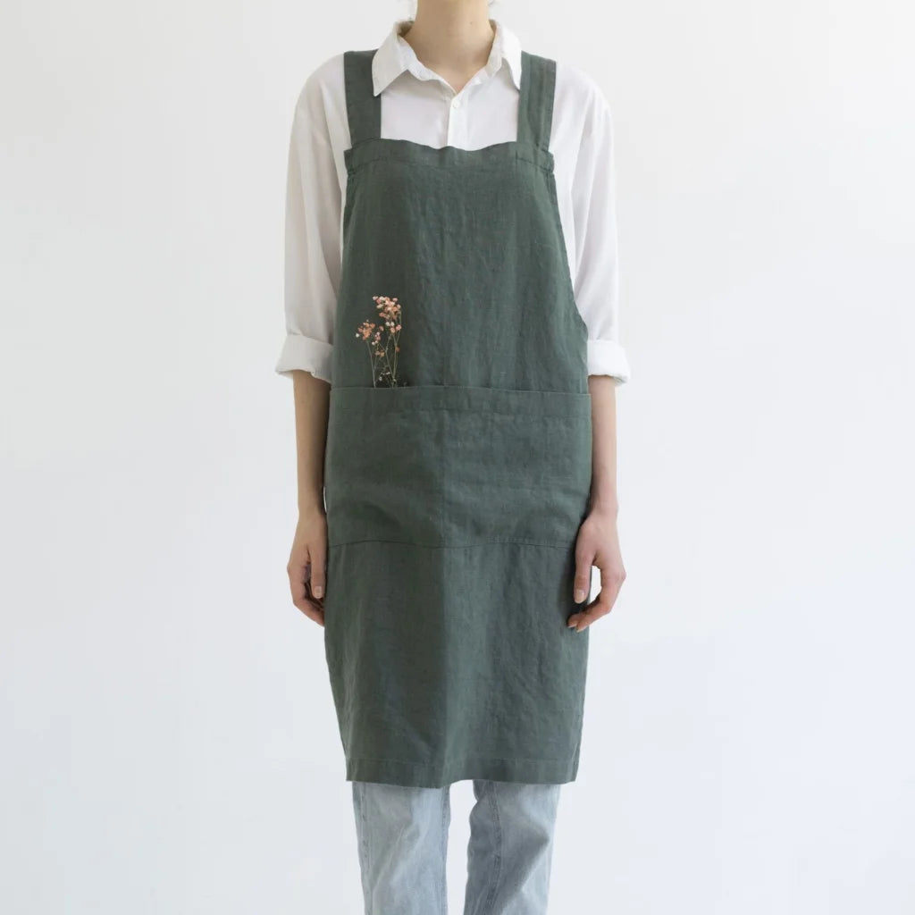 Leinen Crossback-Schürze in Waldgrün Grün von Linen Tales Größe 94 cm breit+ 83 cm lang